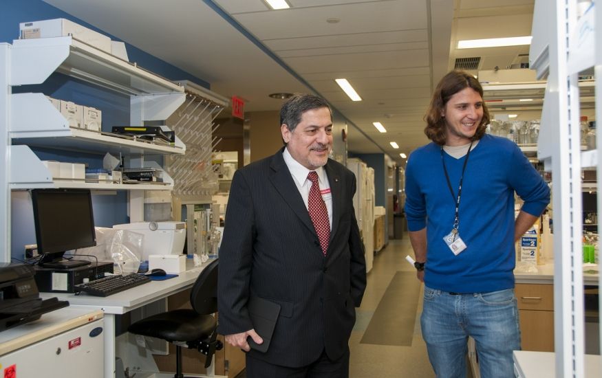 Dr. Bustamante, director of the Peruvian National Institute of Health, visiting the MITM laboratories with Dr. de Mulder